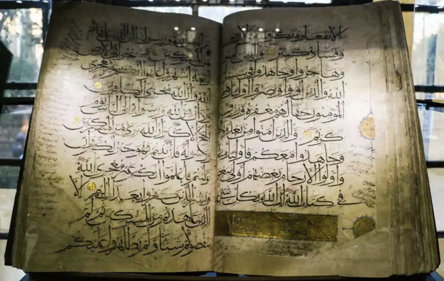 قرآن خطی در دروازه قرآن
