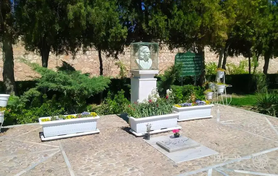 آرامگاه مهدی اخوان ثالث 