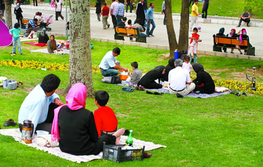  فضای سبز و پیک‌نیک پارک ارم تهران 